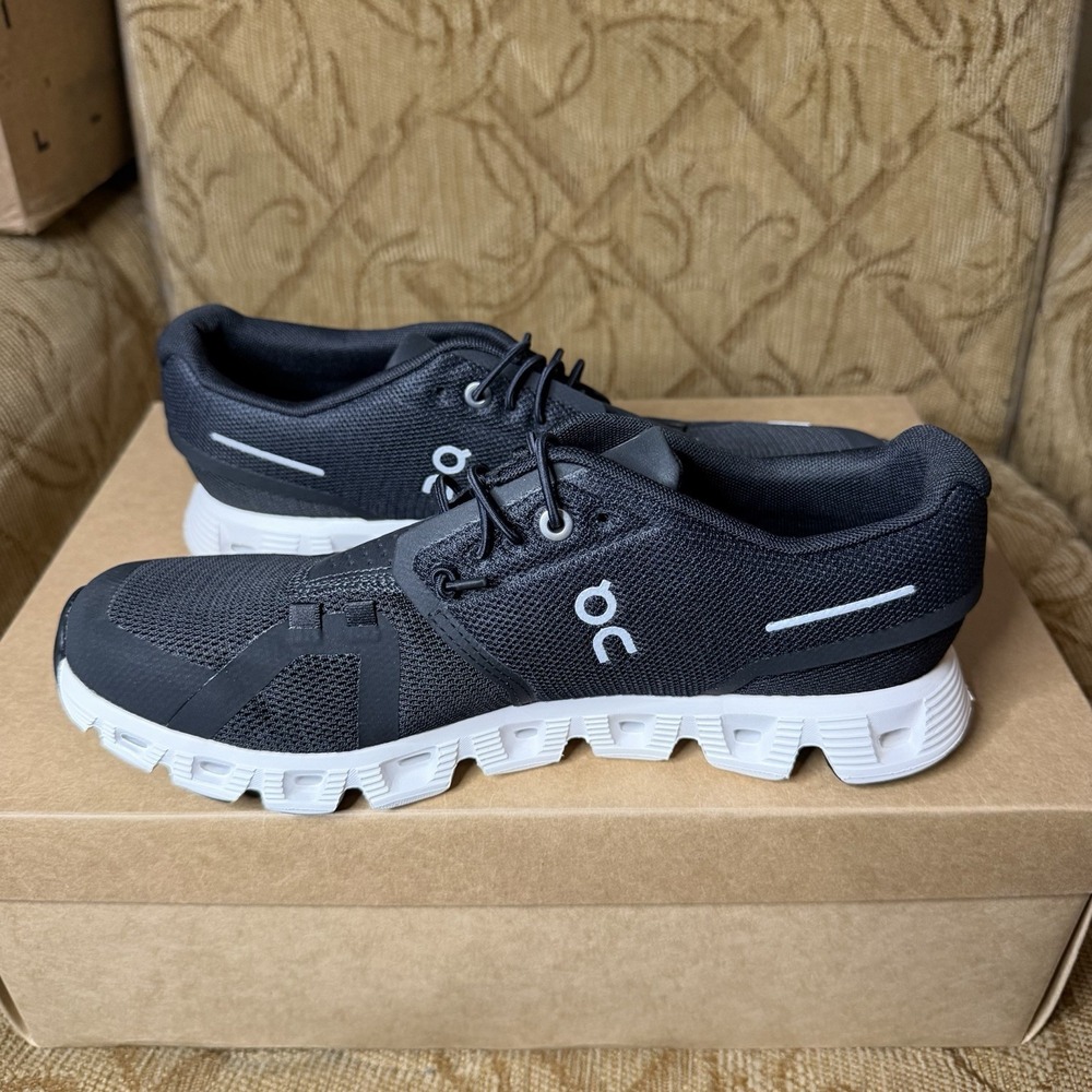 On Cloud 5 Women's Running Shoes Black White Size 8.5 Excellent! - Picture 3 of 9